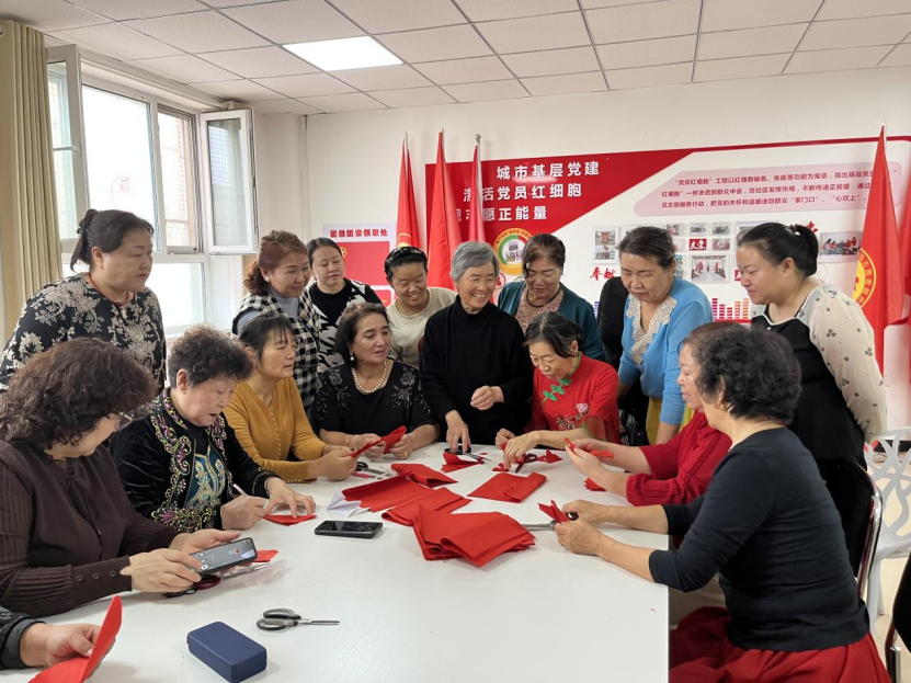 剪韻繪同心 康寧社區鄰里圍坐，巧手共剪幸福圖